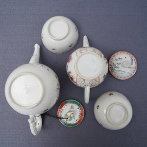 Twee Chinese famille rose theepotten en twee sets koppen en schotels, Qianlong — foto 23
