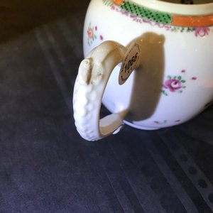 Twee Chinese famille rose theepotten en twee sets koppen en schotels, Qianlong — foto 31