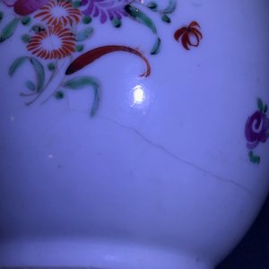 Twee Chinese famille rose theepotten en twee sets koppen en schotels, Qianlong — foto 34