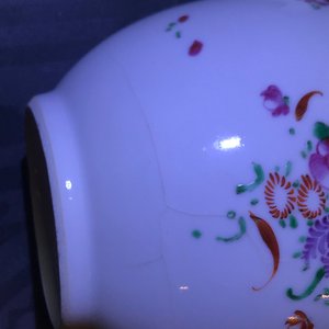 Twee Chinese famille rose theepotten en twee sets koppen en schotels, Qianlong — foto 36