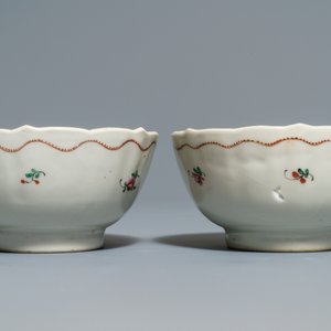 Twee Chinese famille rose theepotten en twee sets koppen en schotels, Qianlong — foto 6