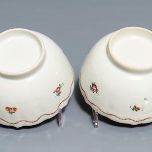 Twee Chinese famille rose theepotten en twee sets koppen en schotels, Qianlong — foto 7