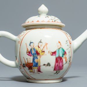 Twee Chinese famille rose theepotten en twee sets koppen en schotels, Qianlong — foto 9