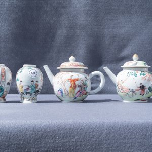 Twee Chinese famille rose theepotten en twee theebussen, Qianlong — foto 14