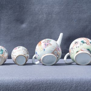 Twee Chinese famille rose theepotten en twee theebussen, Qianlong — foto 16