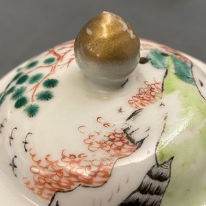 Twee Chinese famille rose theepotten en twee theebussen, Qianlong — foto 17