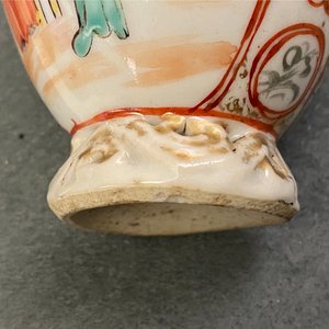 Twee Chinese famille rose theepotten en twee theebussen, Qianlong — foto 19