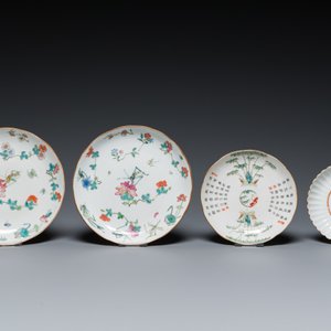 Twee Chinese famille rose theepotten en vier bordjes, 19e eeuw — foto 2