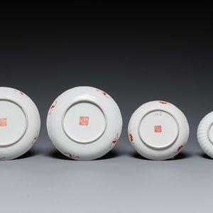 Twee Chinese famille rose theepotten en vier bordjes, 19e eeuw — foto 3