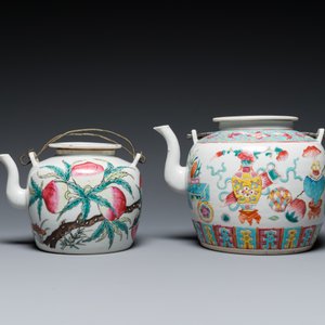 Twee Chinese famille rose theepotten en vier bordjes, 19e eeuw — foto 4