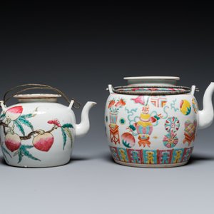 Twee Chinese famille rose theepotten en vier bordjes, 19e eeuw — foto 6