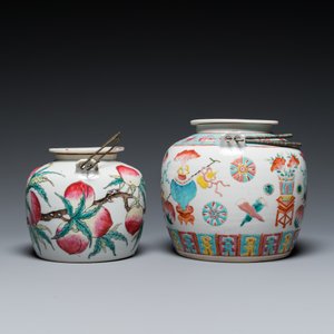Twee Chinese famille rose theepotten en vier bordjes, 19e eeuw — foto 7