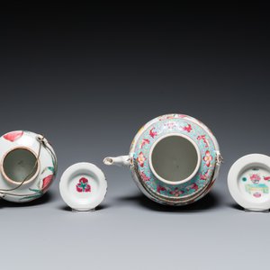 Twee Chinese famille rose theepotten en vier bordjes, 19e eeuw — foto 8