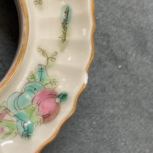 Twee Chinese famille rose theepotten en vier dekselkommen op voet, 19e eeuw — foto 20