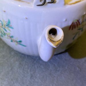 Twee Chinese famille rose theepotten en vier dekselkommen op voet, 19e eeuw — foto 38