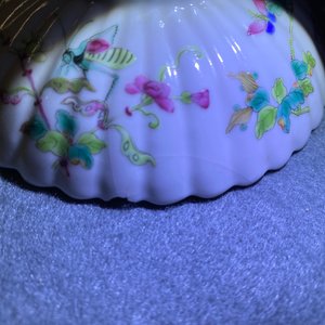 Twee Chinese famille rose theepotten en vier dekselkommen op voet, 19e eeuw — foto 25
