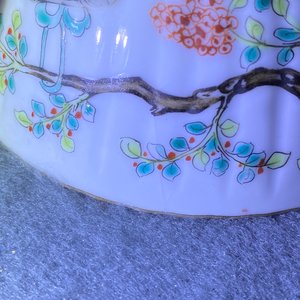 Twee Chinese famille rose theepotten en vier dekselkommen op voet, 19e eeuw — foto 31