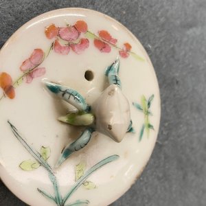 Twee Chinese famille rose theepotten en vier dekselkommen op voet, 19e eeuw — foto 35
