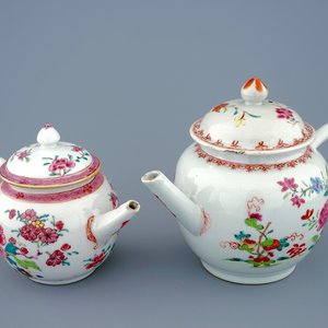 Twee Chinese famille rose theepotten met deksels, Yongzheng/Qianlong, 18e eeuw — foto 1