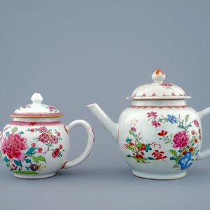 Twee Chinese famille rose theepotten met deksels, Yongzheng/Qianlong, 18e eeuw — foto 2