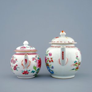 Twee Chinese famille rose theepotten met deksels, Yongzheng/Qianlong, 18e eeuw — foto 3