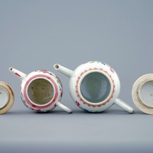 Twee Chinese famille rose theepotten met deksels, Yongzheng/Qianlong, 18e eeuw — foto 6