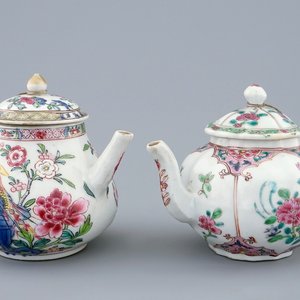 Twee Chinese famille rose theepotten met deksels, Yongzheng/Qianlong — foto 1