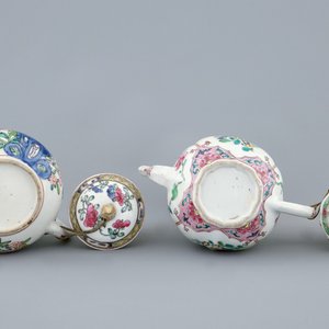 Twee Chinese famille rose theepotten met deksels, Yongzheng/Qianlong — foto 3