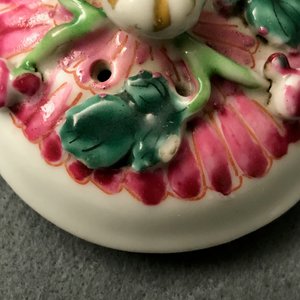 Twee Chinese famille rose theepotten met lotusdecor in reliëf, Yongzheng — foto 14
