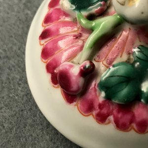 Twee Chinese famille rose theepotten met lotusdecor in reliëf, Yongzheng — foto 15
