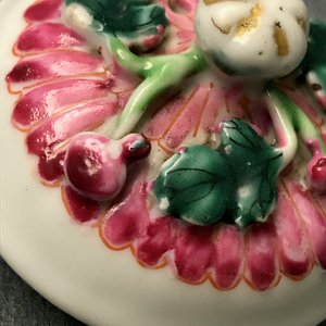 Twee Chinese famille rose theepotten met lotusdecor in reliëf, Yongzheng — foto 16