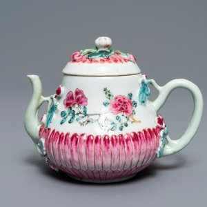 Twee Chinese famille rose theepotten met lotusdecor in reliëf, Yongzheng — foto 2