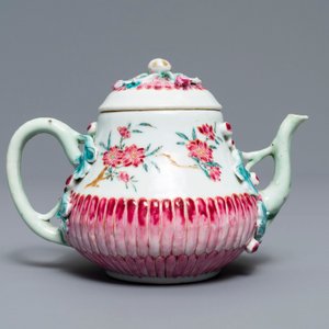 Twee Chinese famille rose theepotten met lotusdecor in reliëf, Yongzheng — foto 8