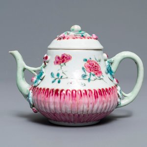 Twee Chinese famille rose theepotten met lotusdecor in reliëf, Yongzheng — foto 9