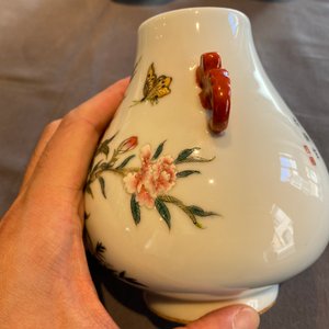 Twee Chinese famille rose vaasjes en een 'Wu Shuang Pu' theepot, 19/20e eeuw — foto 11