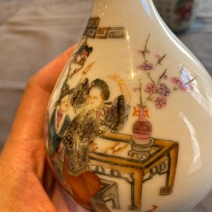Twee Chinese famille rose vaasjes en een 'Wu Shuang Pu' theepot, 19/20e eeuw — foto 18