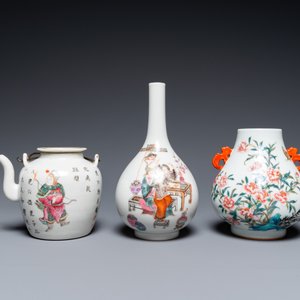 Twee Chinese famille rose vaasjes en een 'Wu Shuang Pu' theepot, 19/20e eeuw — foto 2