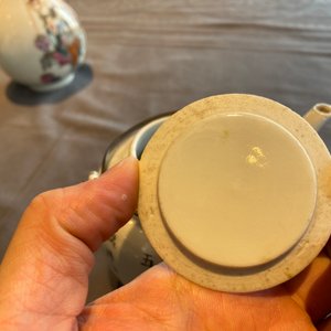 Twee Chinese famille rose vaasjes en een 'Wu Shuang Pu' theepot, 19/20e eeuw — foto 25