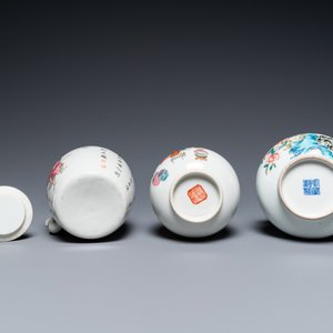 Twee Chinese famille rose vaasjes en een 'Wu Shuang Pu' theepot, 19/20e eeuw — foto 7