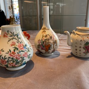 Twee Chinese famille rose vaasjes en een 'Wu Shuang Pu' theepot, 19/20e eeuw — foto 8