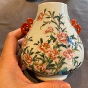 Twee Chinese famille rose vaasjes en een 'Wu Shuang Pu' theepot, 19/20e eeuw — foto 9