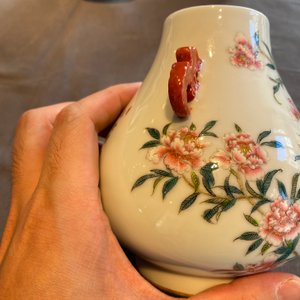 Twee Chinese famille rose vaasjes en een 'Wu Shuang Pu' theepot, 19/20e eeuw — foto 10