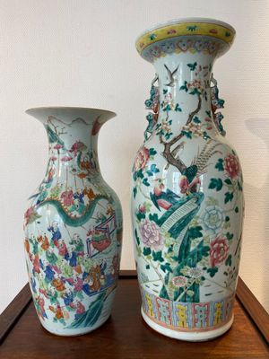 Twee Chinese famille rose vazen, 19e eeuw — foto 1