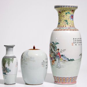 Twee Chinese famille rose vazen, een gemberpot en een bord, 19/20e eeuw — foto 6