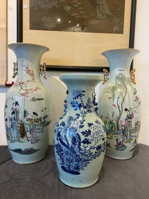 Twee Chinese famille rose vazen en een blauw-witte celadon vaas, 19/20e eeuw — foto 1