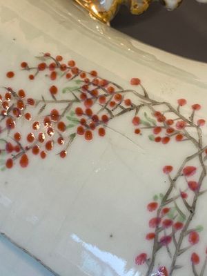 Twee Chinese famille rose vazen en een blauw-witte celadon vaas, 19/20e eeuw — foto 11