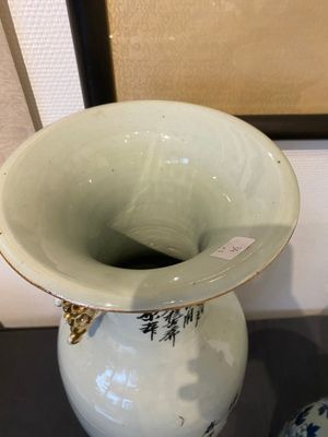 Twee Chinese famille rose vazen en een blauw-witte celadon vaas, 19/20e eeuw — foto 5