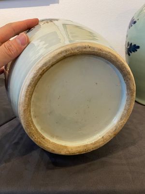 Twee Chinese famille rose vazen en een blauw-witte celadon vaas, 19/20e eeuw — foto 6