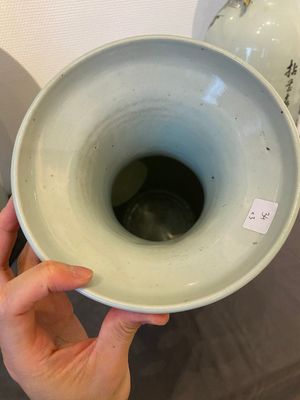 Twee Chinese famille rose vazen en een blauw-witte celadon vaas, 19/20e eeuw — foto 7