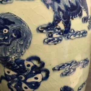 Twee Chinese famille rose vazen en een blauw-witte celadon vaas, 19/20e eeuw — foto 14